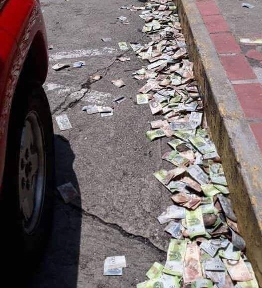 The image of money in Italian streets. Real or Fake?